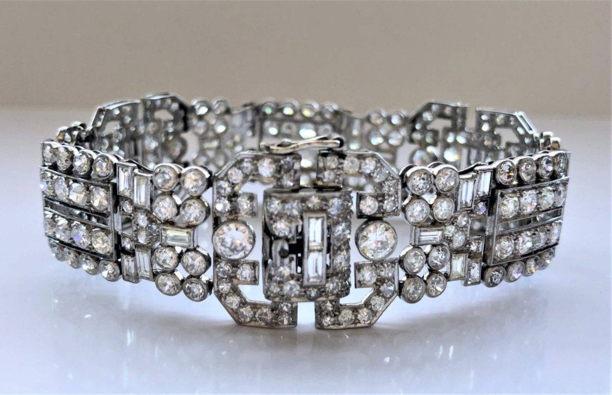 SRMA900-200 An Art Deco Diamond and Platinum Bracelet, circa 1930