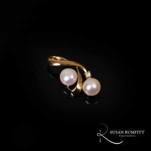 SRMA900-184a Cultured Pearl and Diamond Gold Pendant