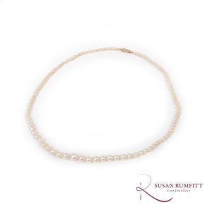 A Graduated Cultured Pearl Necklace with 9 carat gold clasp