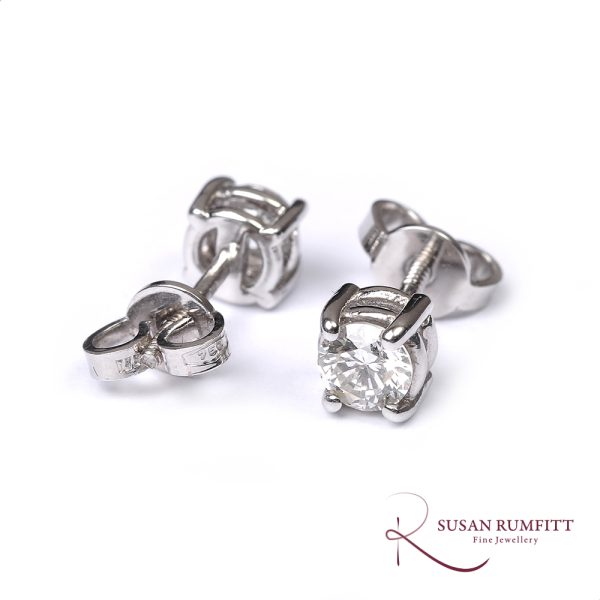 A Pair of round cut 0.77 carat Diamond Stud Earrings