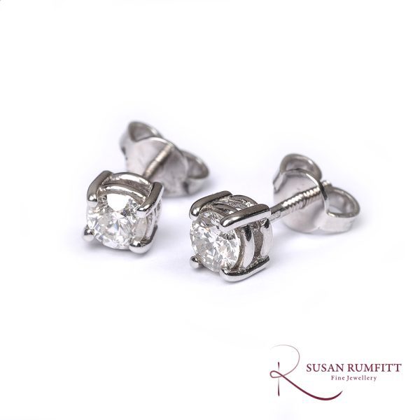 A Pair of round cut 0.77 carat Diamond Stud Earrings