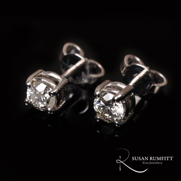A Pair of round cut 0.77 carat Diamond Stud Earrings