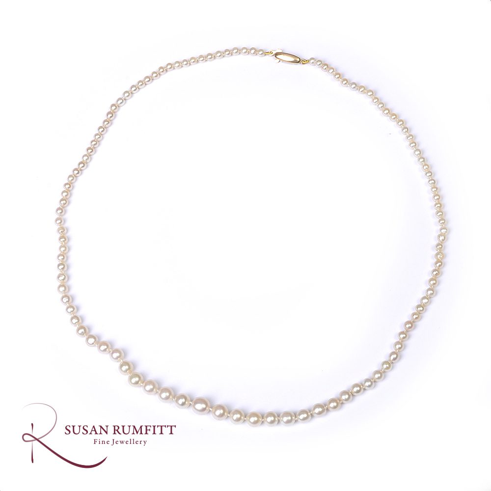 A Graduated Cultured Pearl Necklace with Gold Clasp