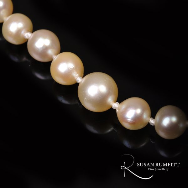 A Graduated Cultured Pearl Necklace