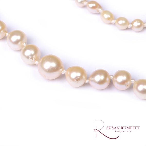 A Graduated Cultured Pearl Necklace