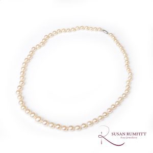 A Graduated Cultured Pearl Necklace with White Gold Clasp