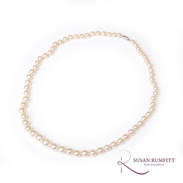 A Graduated Cultured Pearl Necklace with White Gold Clasp