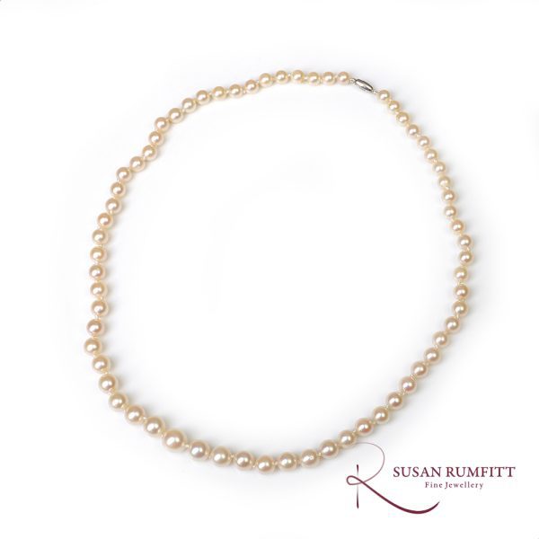 A Graduated Cultured Pearl Necklace with White Gold Clasp