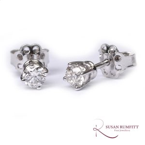 A Pair of 0.62 carat Diamond Stud Earrings