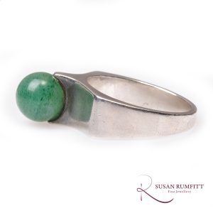 390M A Mid Century Modernist Aventurine Silver Ring