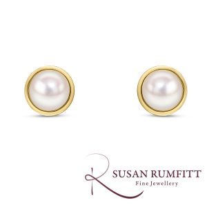 425V 5.5mm Cultured Freshwater Button Pearl Stud Earrings