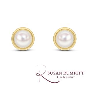 426V A Pair of 7.5mm Cultured Freshwater Button Pearl Stud Earrings